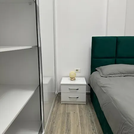 Sister's טיראנה